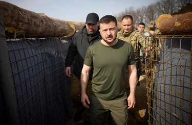 Ucraina, 007 alleati: “Mosca punta al collasso di Kiev per poi installare un governo fantoccio”
