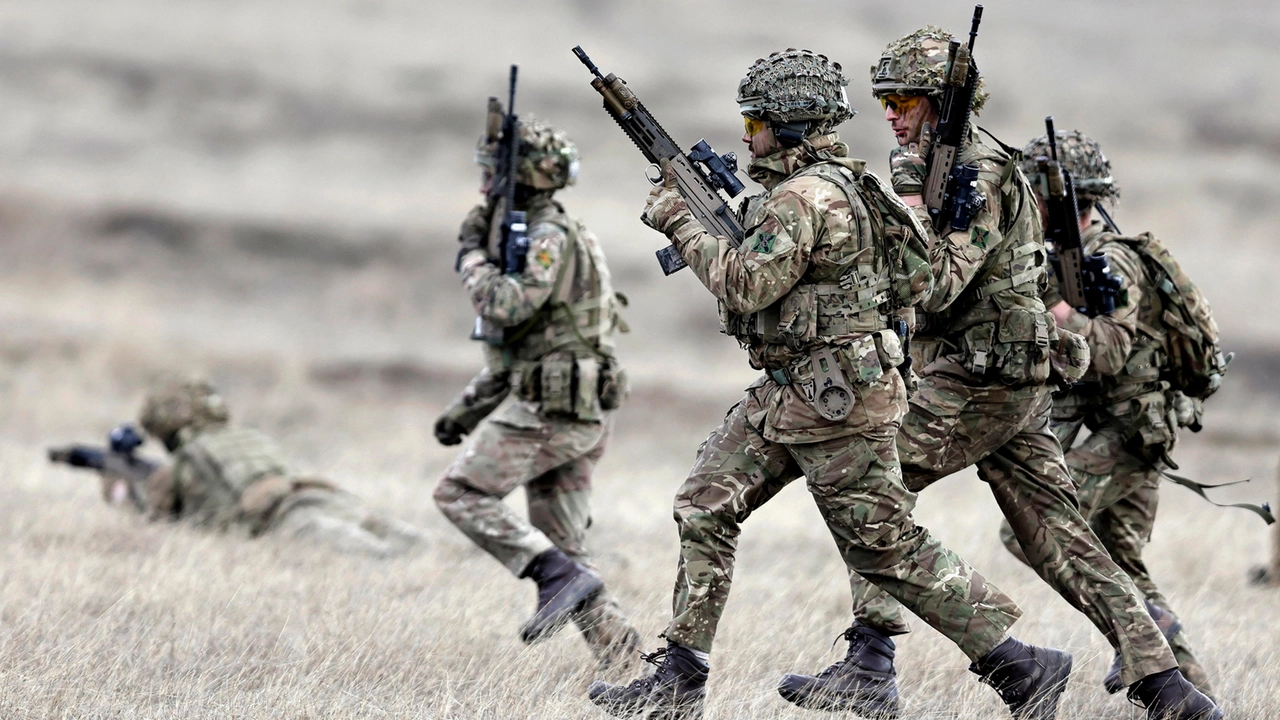 Militari prendono parte all'esercitazione Steadfast Dart 25 nel campo rumeno di Smardan, vicino a Galati, Romania, il 19 febbraio 2025 (Afp)