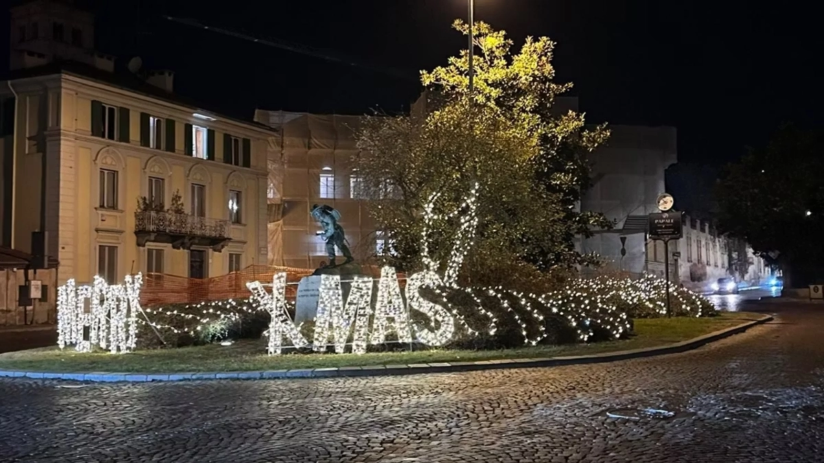 La scritta in piazza a Biella