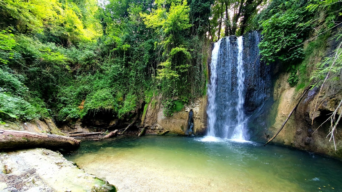 Crocevia dei principali cammini che interessano questa vasta fascia centrale, vanta numerosi itinerari e terme naturali con proprietà terapeutiche riconosciute dal Sistema sanitario nazionale