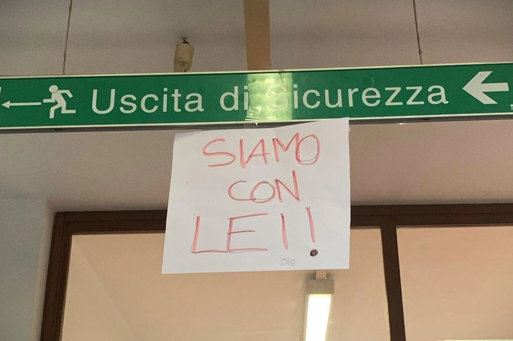 Uno dei messaggi appesi a scuola dagli studenti in segno di solidarietà verso l'insegnante aggredita