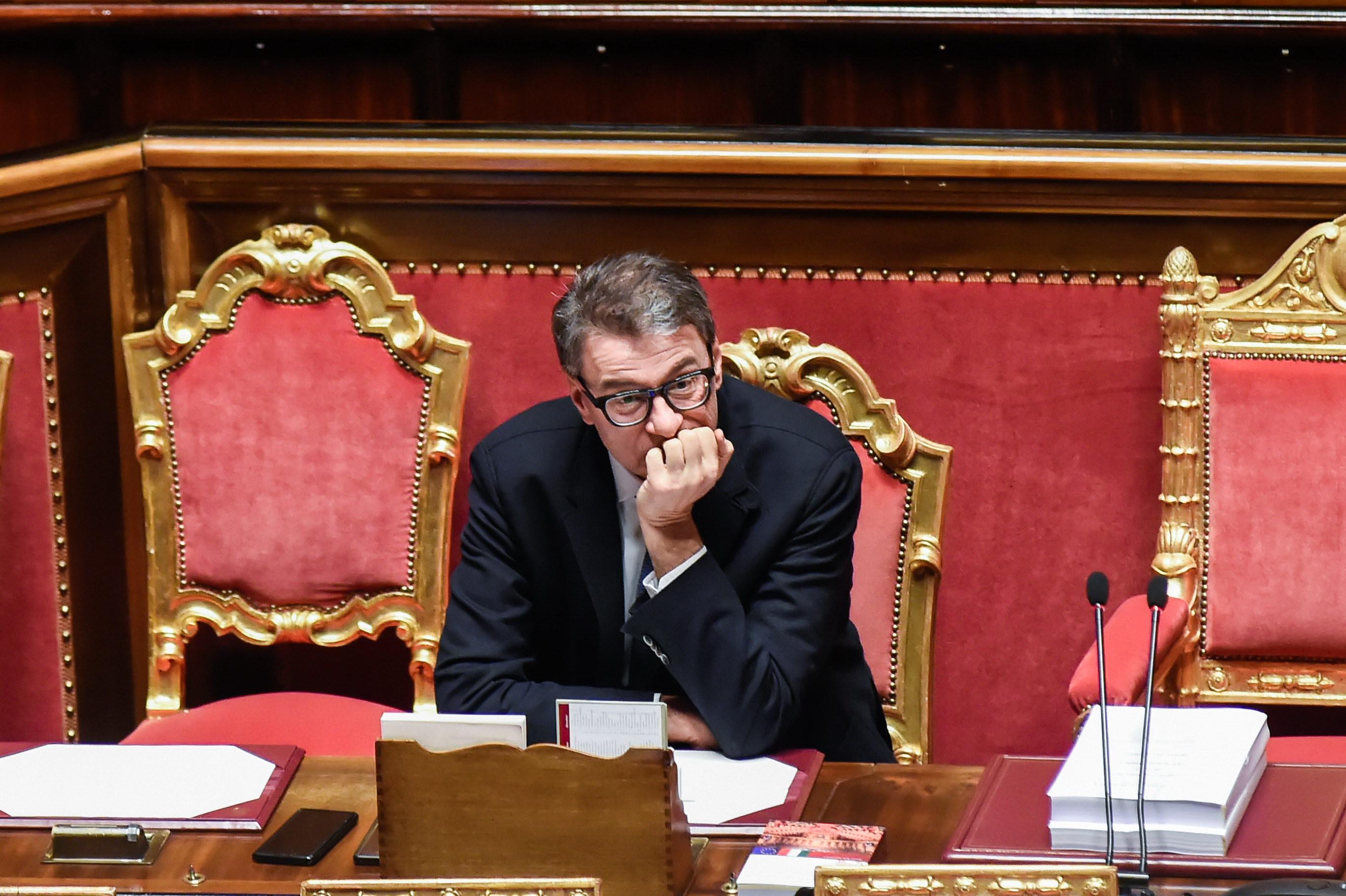 Ok alla manovra tra le polemiche: “Volevamo di più per le famiglie”. Giorgetti: servono nuove regole