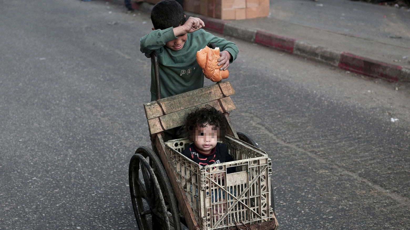 Bambini di Rafah, nel sud della Striscia di Gaza, il 28 febbraio (Ansa)
