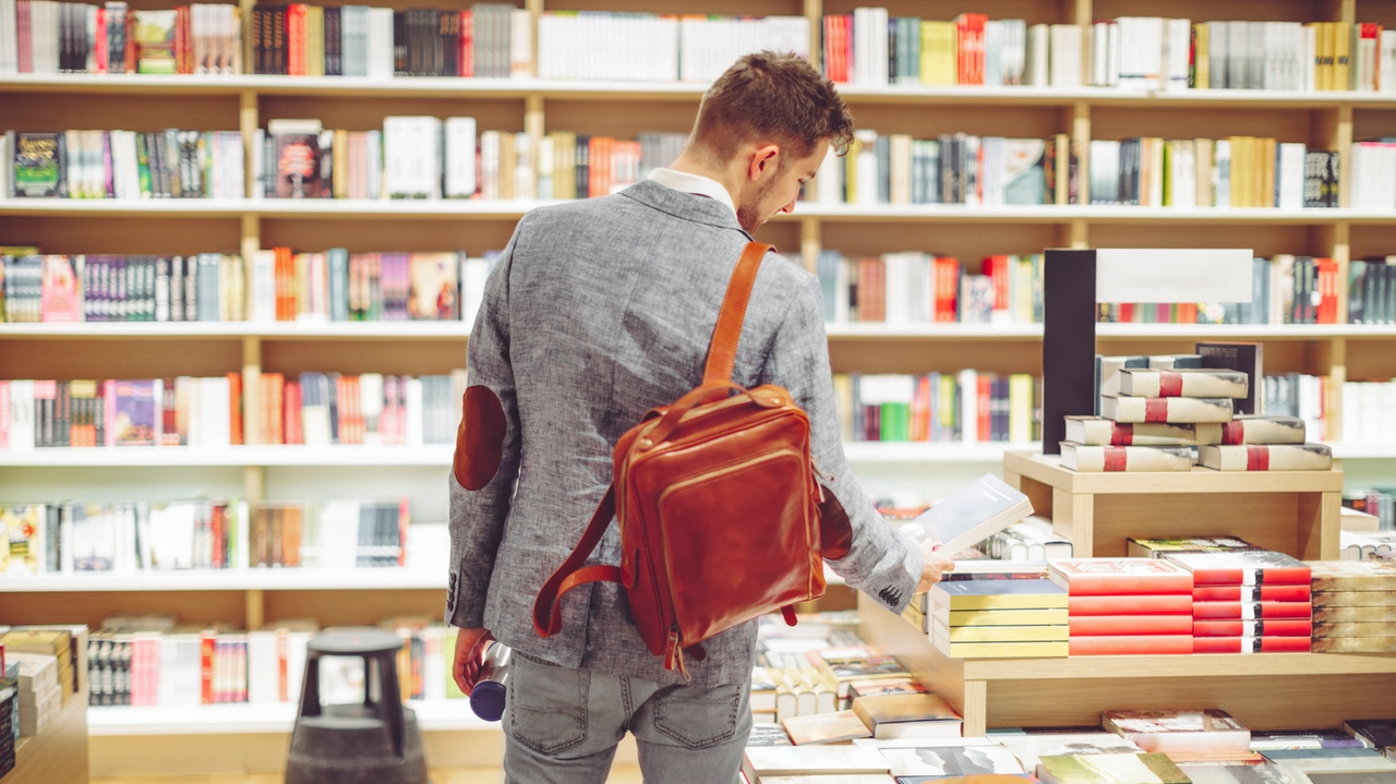 Un ragazzo in una libreria, foto generica