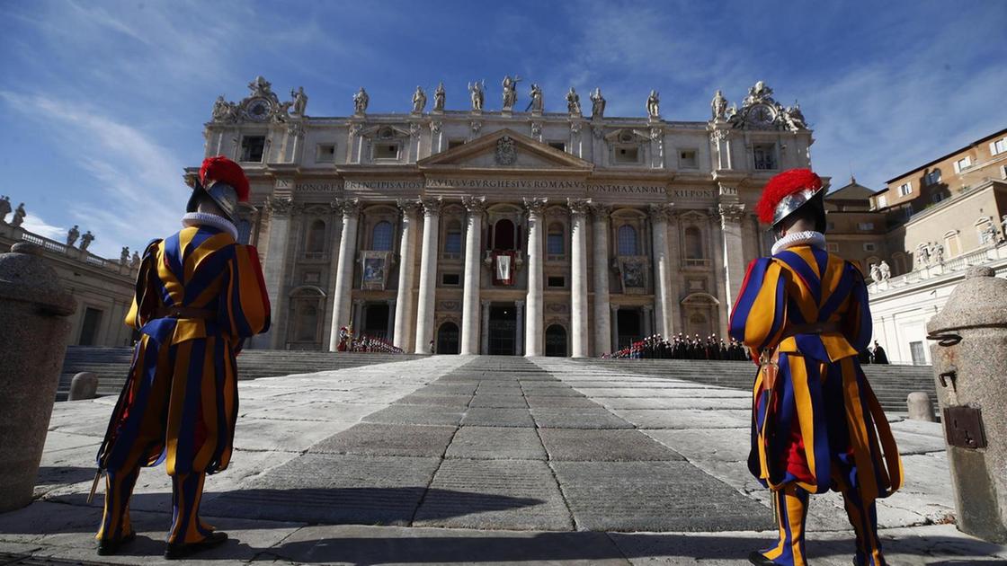 Entra a San Pietro e danneggia sei candelabri, bloccato