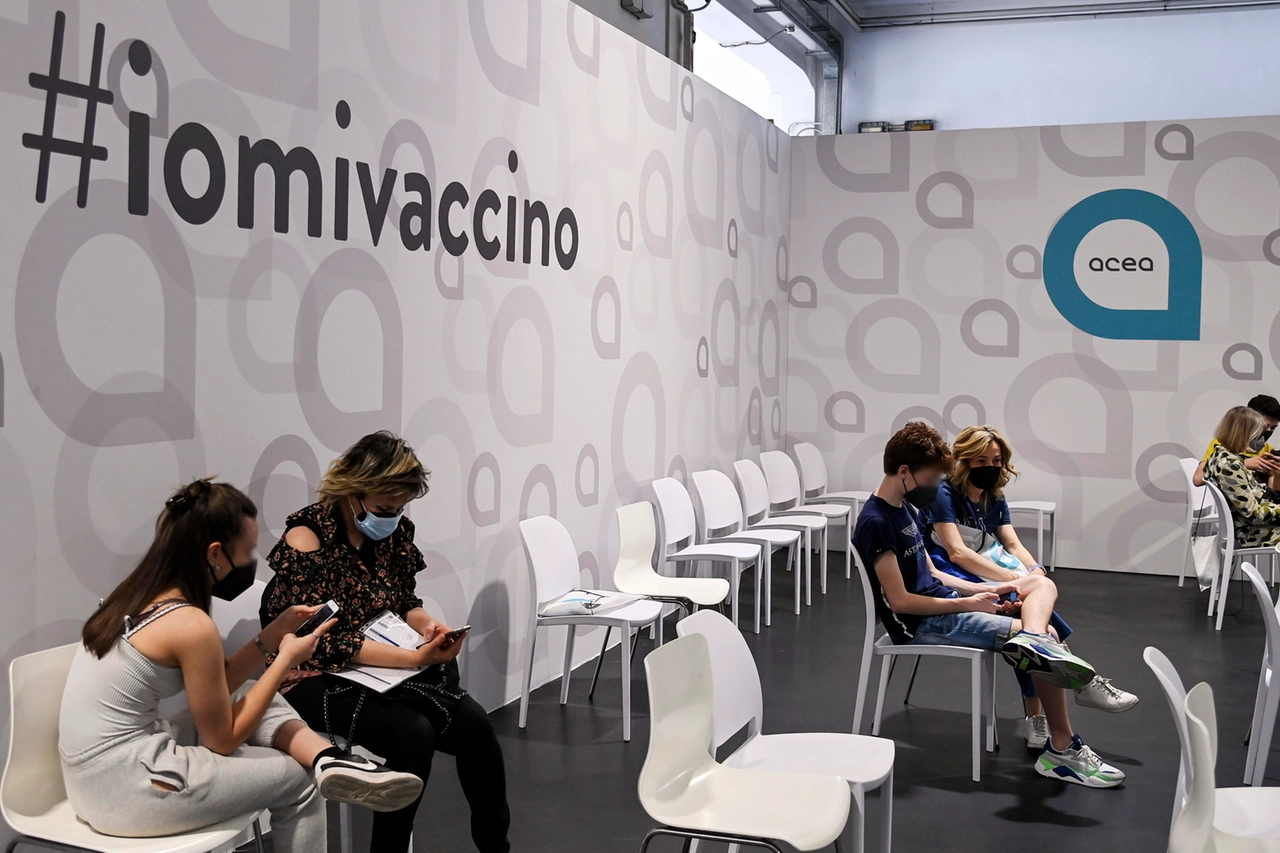 Alcune persone in attesa in uno dei tanti hub vaccinali aperti in tutta Italia