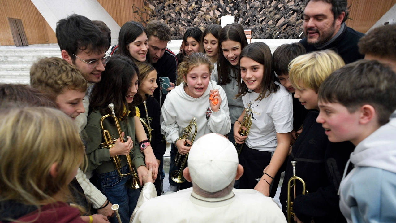 Papa Francesco ieri durante la prima udienza giubilare nell’Aula Paolo VI in Vaticano. Sotto: un’immagine di uno dei grandi naufragi della storia italiana, quello della nave Sirio nel 1906; il documento di arruolamento militare di Jorge Mario Bergoglio