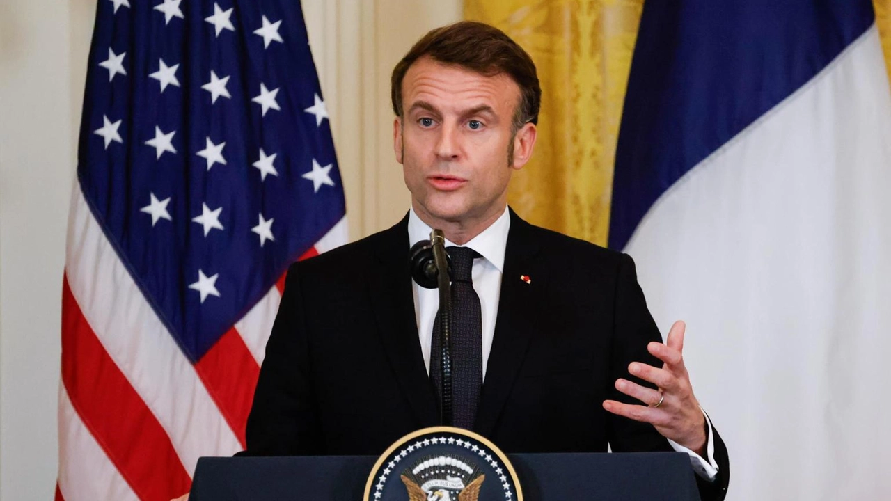 Macron parla con Trump e Zelensky dopo il diverbio. Vertice europeo a Londra per sostenere l'Ucraina.