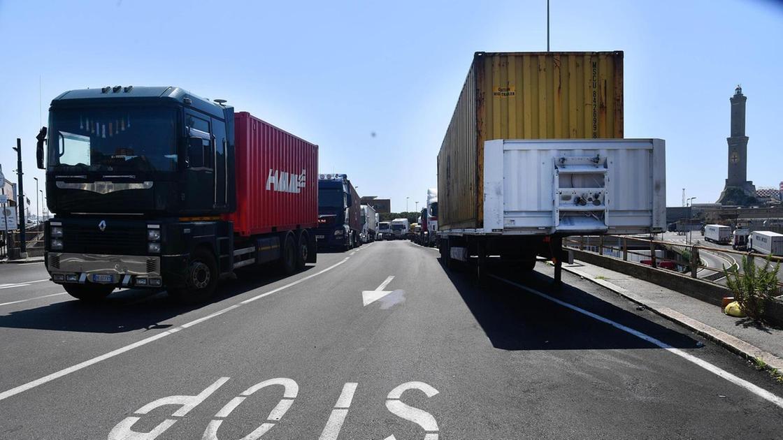 Firmato il contratto logistica, ritirato lo sciopero del 9 10