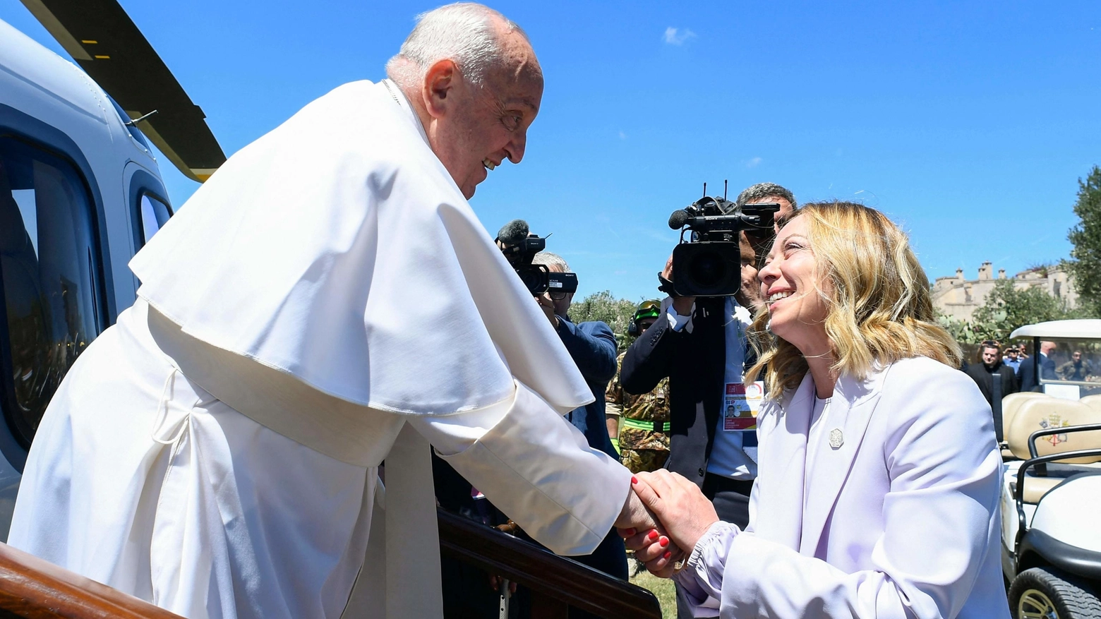 Papa Francesco accolto dalla premier Giorgia Meloni al G7 di Borgo Egnazia (Ansa)