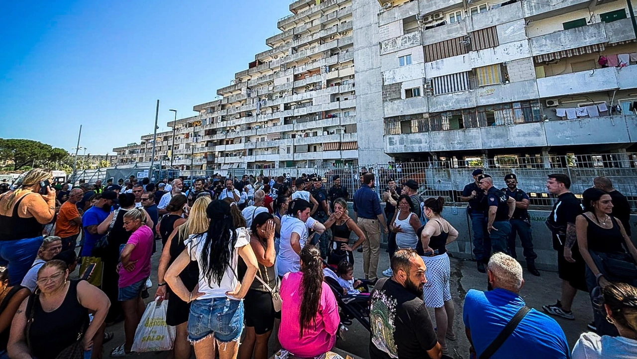 Gli abitanti di Scampia sfollati dalla Vela Celeste