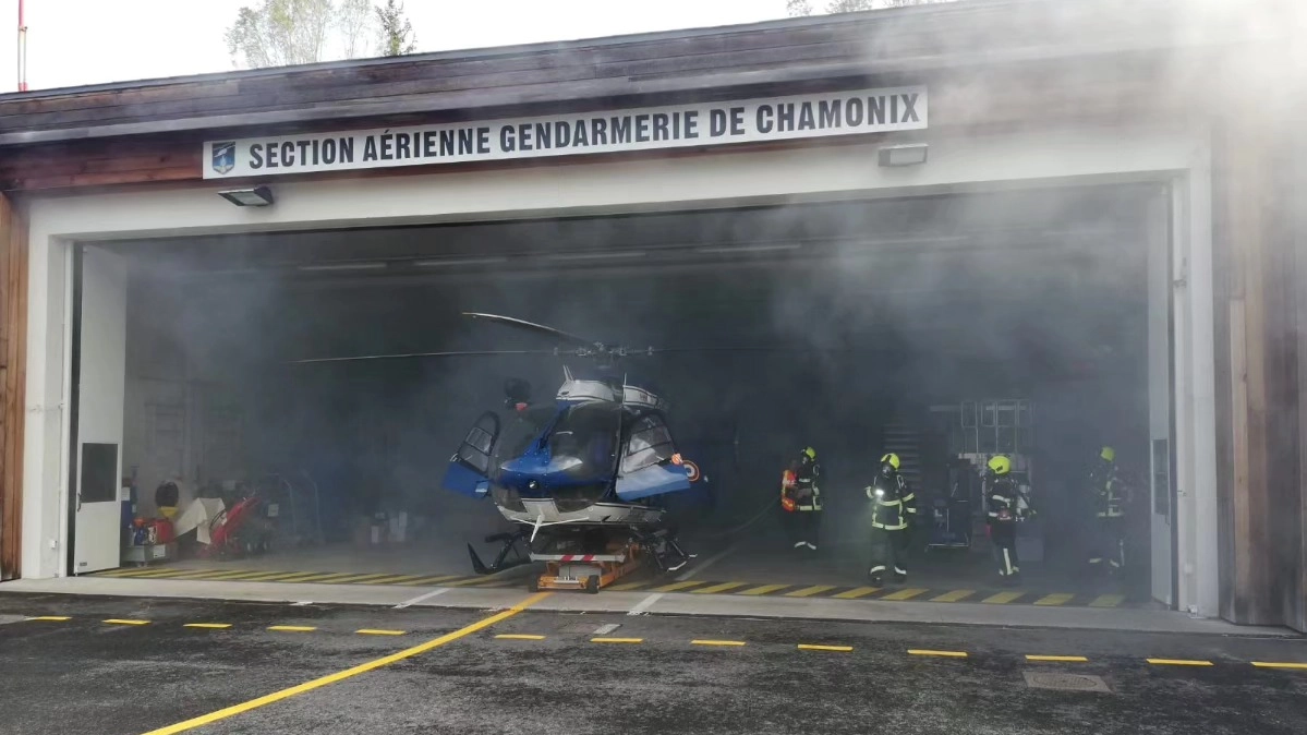 La Sezione aerea della gendarmeria di Chamonix impegnata nelle ricerche (credit Facebook Choucas 74)