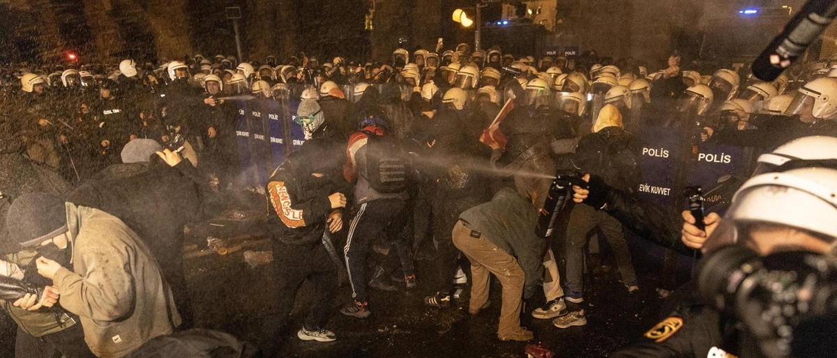 Scontri a Istanbul: manifestanti protestano contro l'arresto di Ekrem Imamoglu