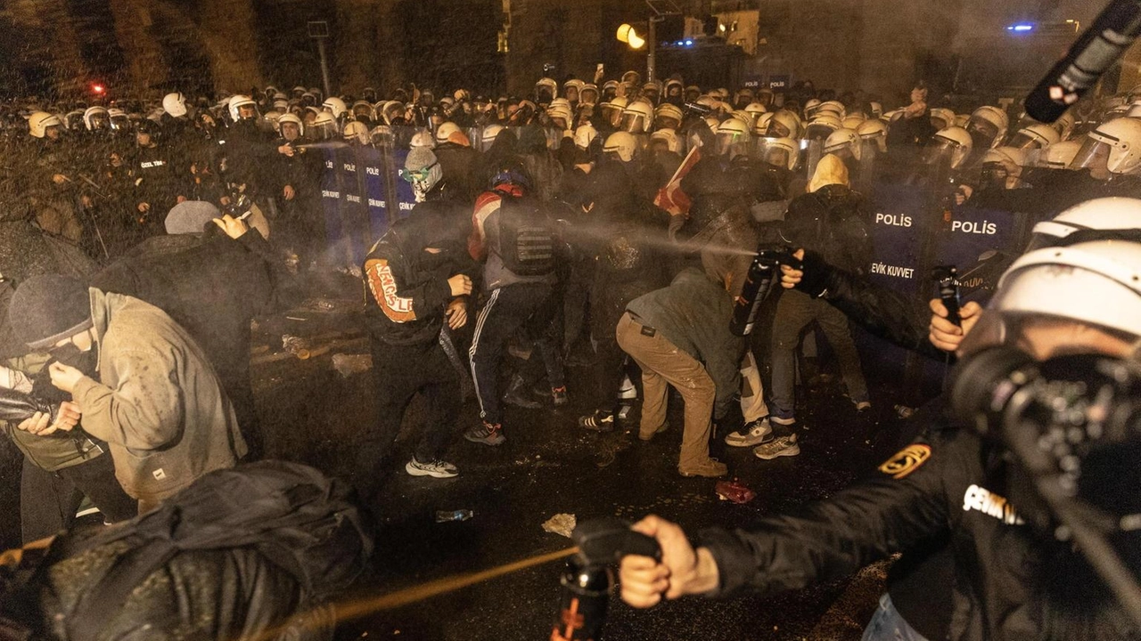 Tensioni a Istanbul con scontri tra manifestanti e polizia contro l'arresto del sindaco Ekrem Imamoglu.