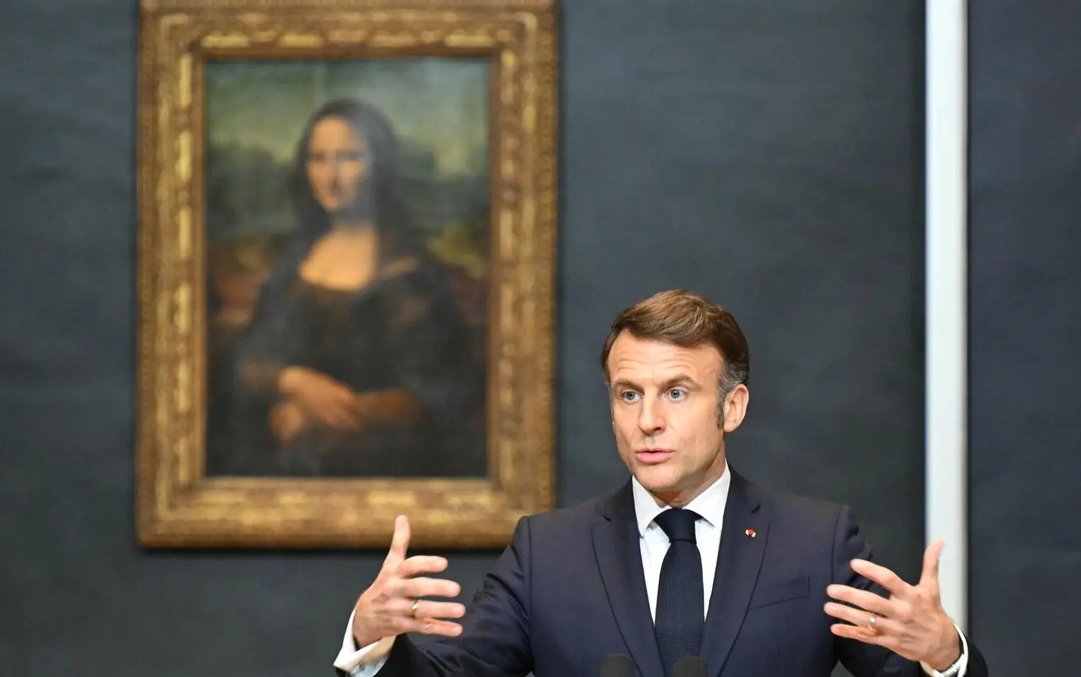 Macron salva la Gioconda: "Una sala solo per lei con biglietto dedicato"