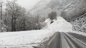 Altra valanga in Valle d’Aosta, torna la neve sul Vesuvio. Previsioni meteo: settimana di maltempo tra pioggia e fiocchi bianchi