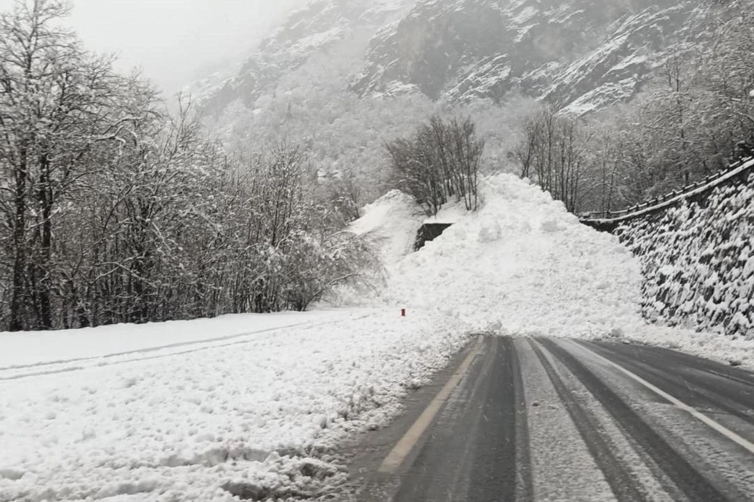 La valanga sulla galleria di Gaby in Valle d'Aosta (Ansa)