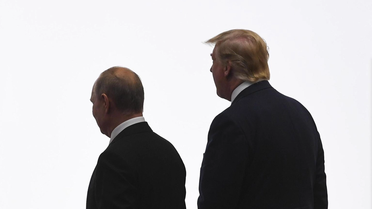 Il Cremlino dichiara la disponibilità di Putin a dialogare con Trump, in attesa di segnali dagli Stati Uniti.