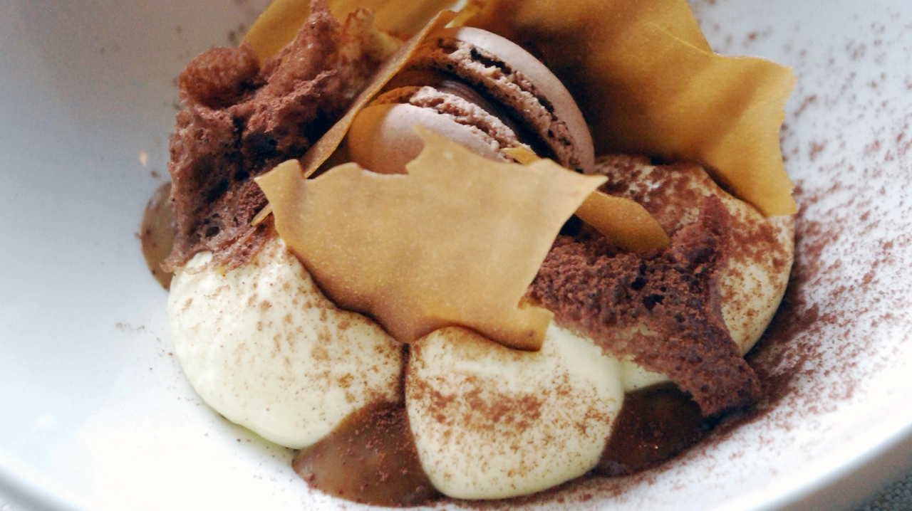 Tiramisù con macarons e spugna di cacao