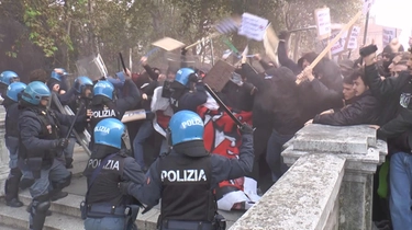 Guerriglia in Montagnola: bombe carta, petardi e assalto alla polizia. Aggrediti due passanti