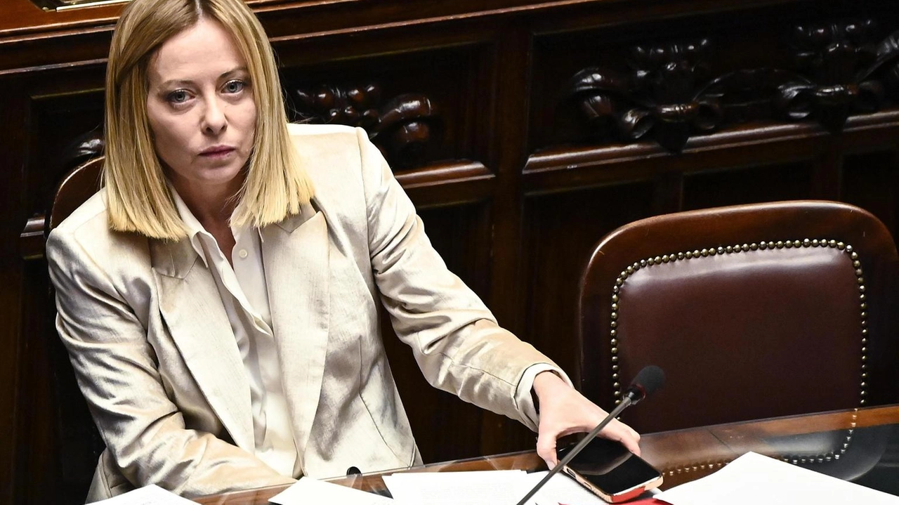 La presidente del Consiglio Meloni risponde al M5S sulla discrepanza tra le posizioni in opposizione e le scelte di governo.