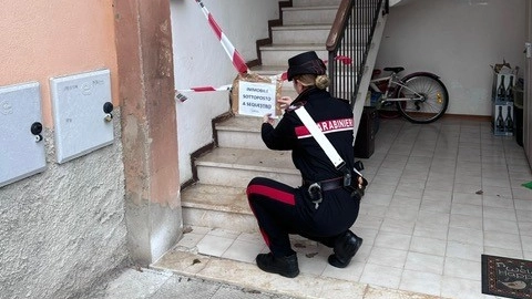 I carabinieri sequestrano l'abitazione dell'uomo dove sono state trovate macchie di sangue