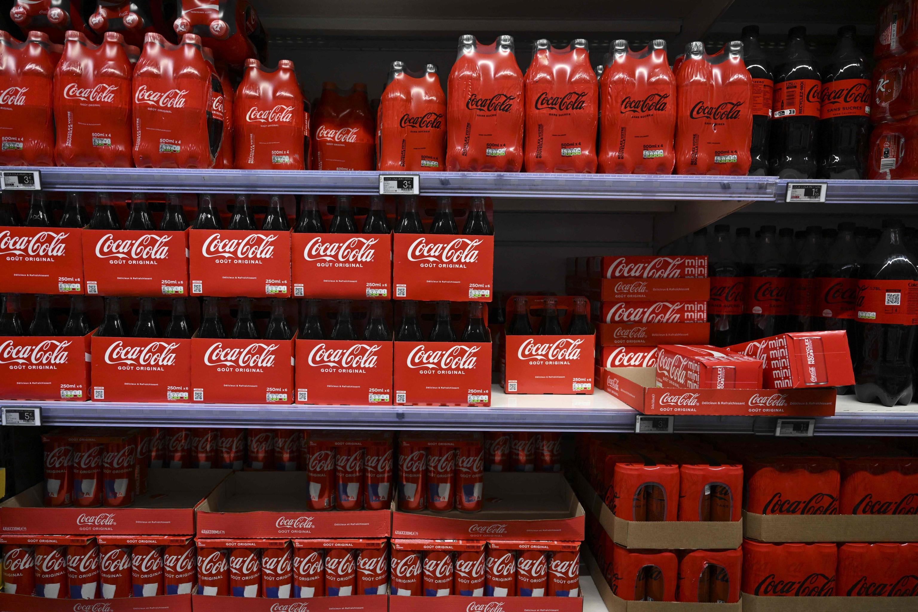 Maxi richiamo di Coca Cola dagli scaffali d’Europa: clorato oltre i limiti. Cos’è e quali sono i rischi