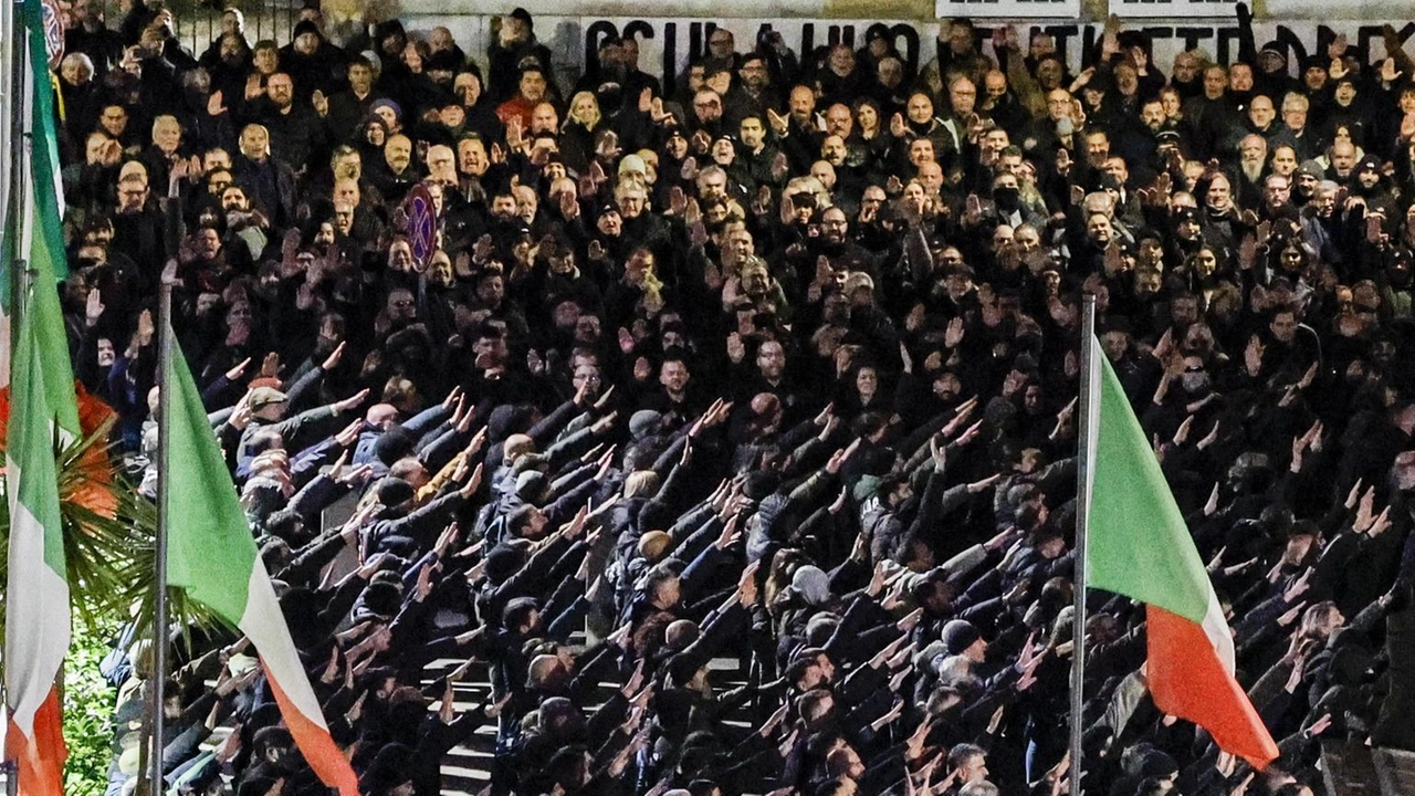 Centinaia di aderenti a CasaPound commemorano i morti della strage del 1978, mentre vicino si svolge un presidio antifascista.