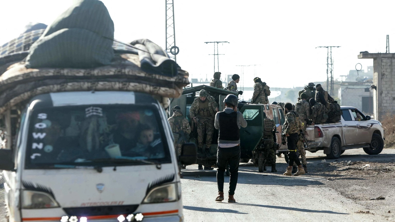 Siria, residenti in fuga nella provincia di Hama (Ansa)