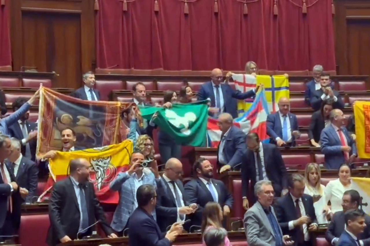 Ok della Camera al ddl Autonomia, la notte social dei deputati