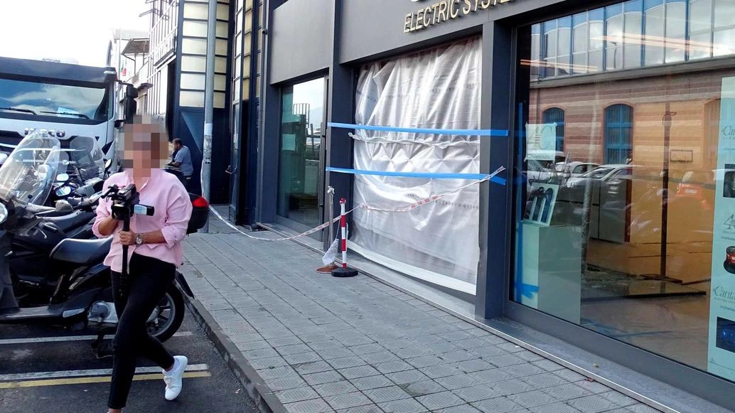 Il 47enne schiacciato da un’auto contro una vetrina, le immagini dalle telecamere . Il Suv della titolare di uno stabilimento balneare è passato più volte sul corpo. E sui social si scatena la follia: "Ha fatto bene, l’avrebbero subito scarcerato".