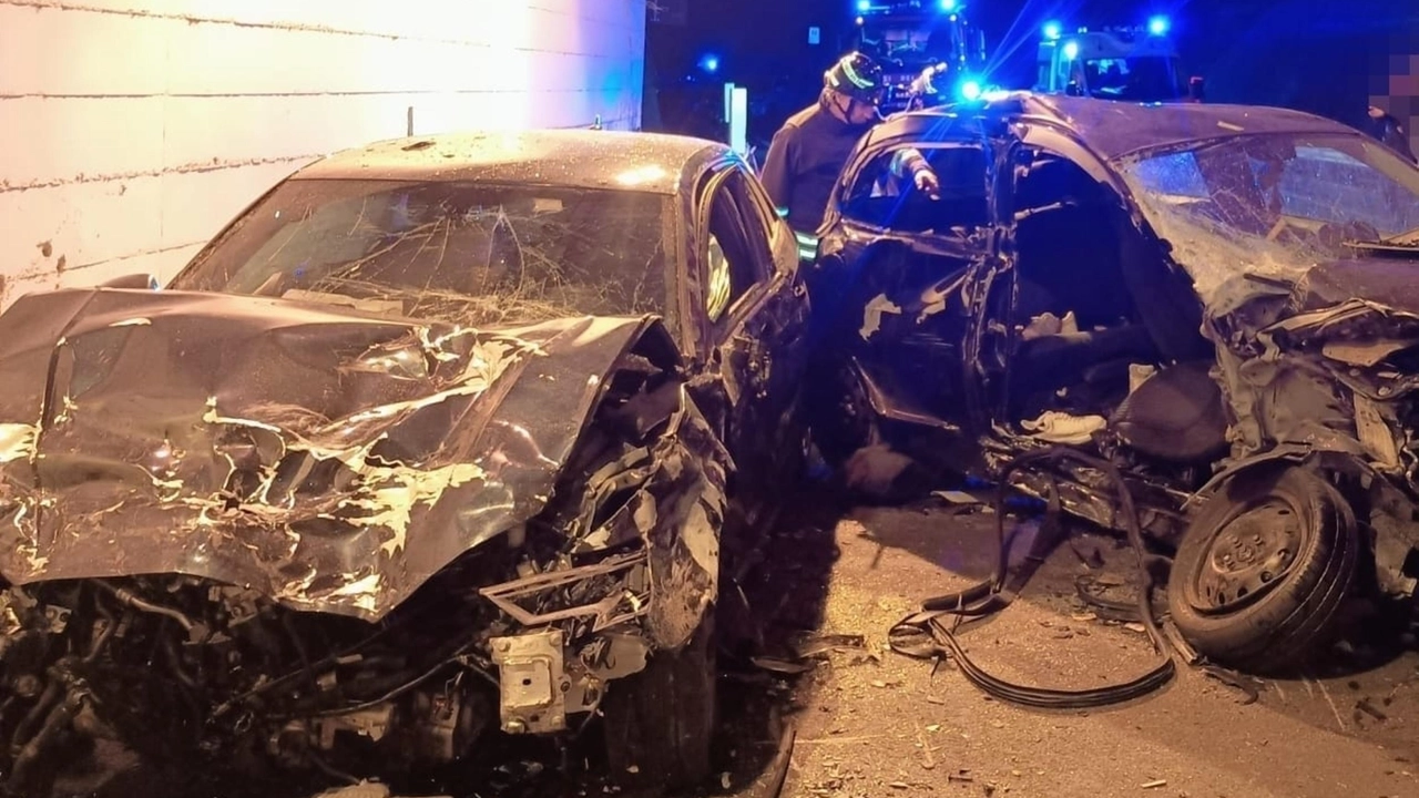 Le due auto distrutte nell'incidente avvenuto in località Piterà di Catanzaro, in un tratto in galleria della strada statale 109 (Ansa)