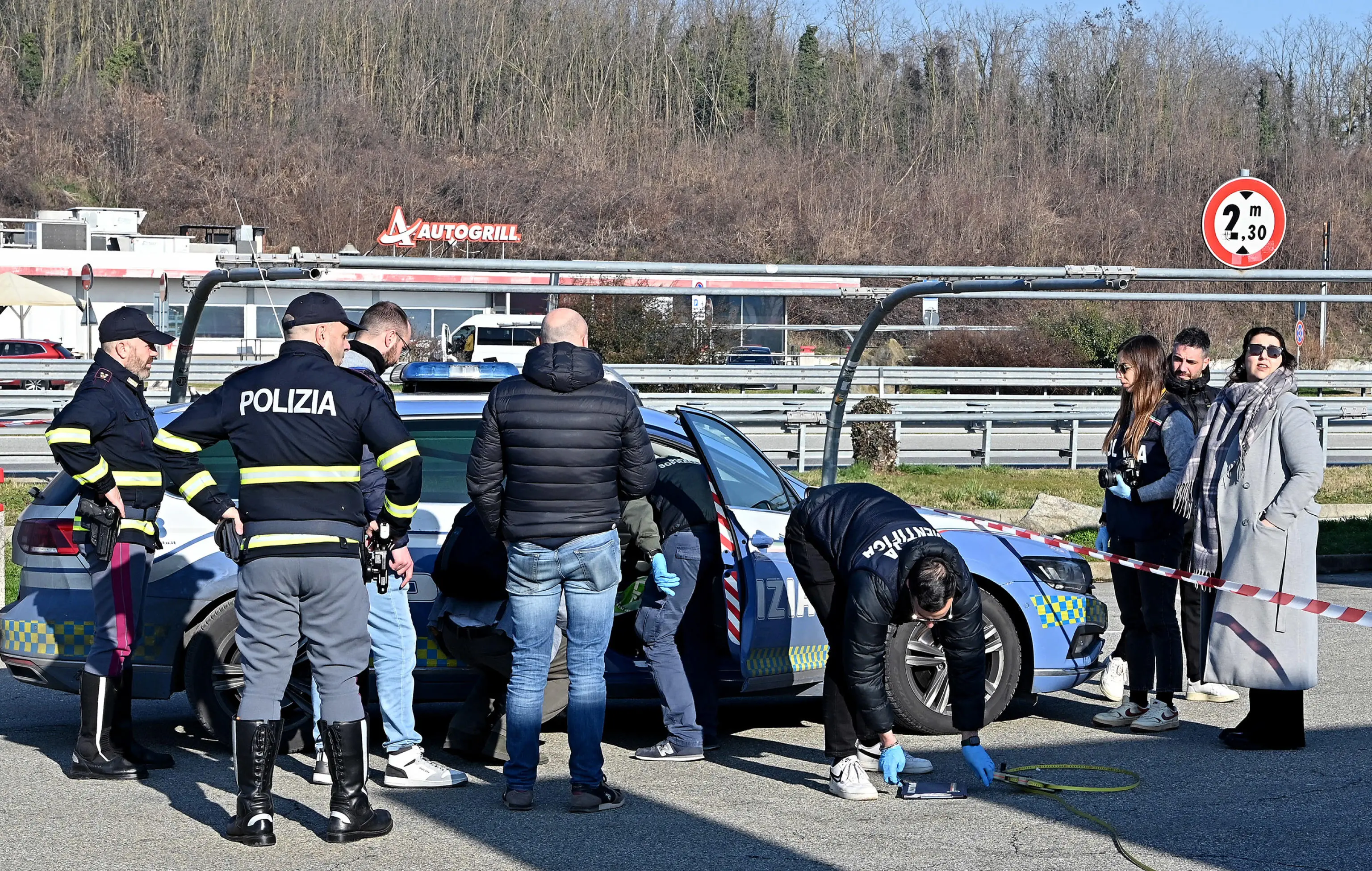 Ivrea, poliziotti presi a martellate in una stazione di servizio: uno spara e colpisce l’aggressore e il collega