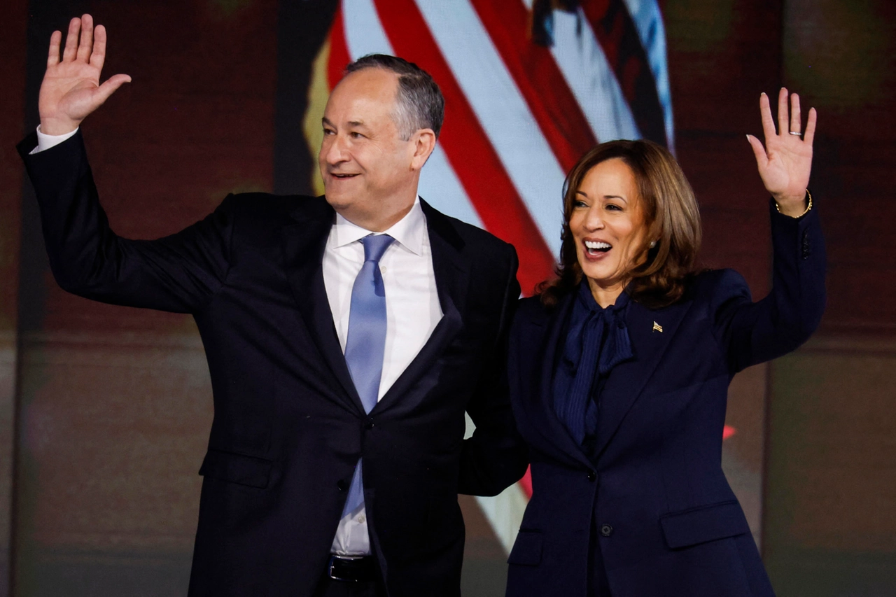 Kamala Harris con il marito Doug Emhoff alla convention democratica di Chicago (Ansa)