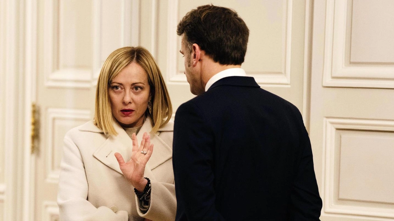 La premier Giorgia Meloni, 48 anni, con Emmanuel Macron, 47 anni