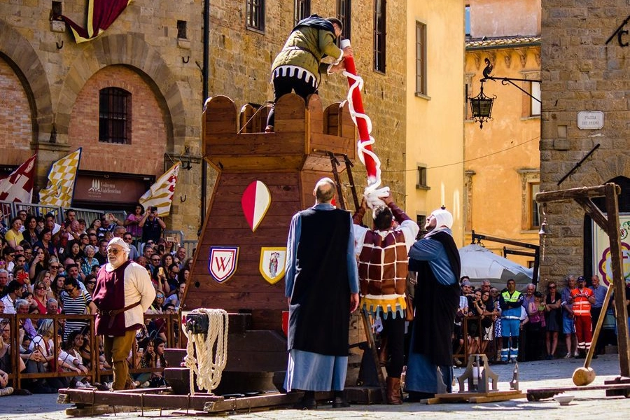 Il cero viene posto sul Torrione nel Palio che si celebra il 2 giugno (credits Consorzio Turistico Volterra Valdicecina)