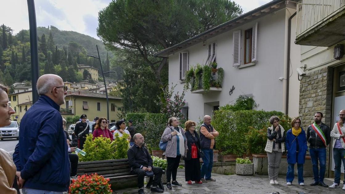 La protesta in Toscana. Chiude la banca del paese. Il sindaco si barrica dentro