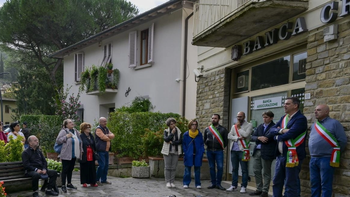 La protesta del sindaco di Londa, 40 chilometri da Firenze: Tommaso Cuoretti ha chiamato a raccolta i suoi concittadini