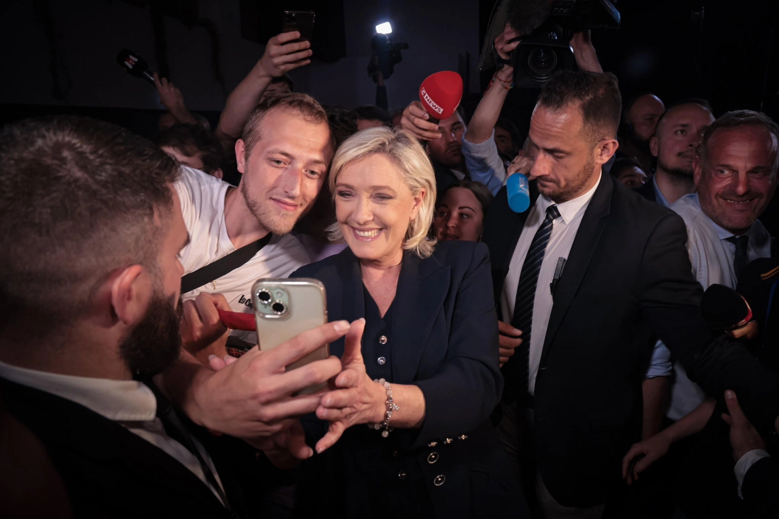 Marine Le Pen insieme ai suoi sostenitori