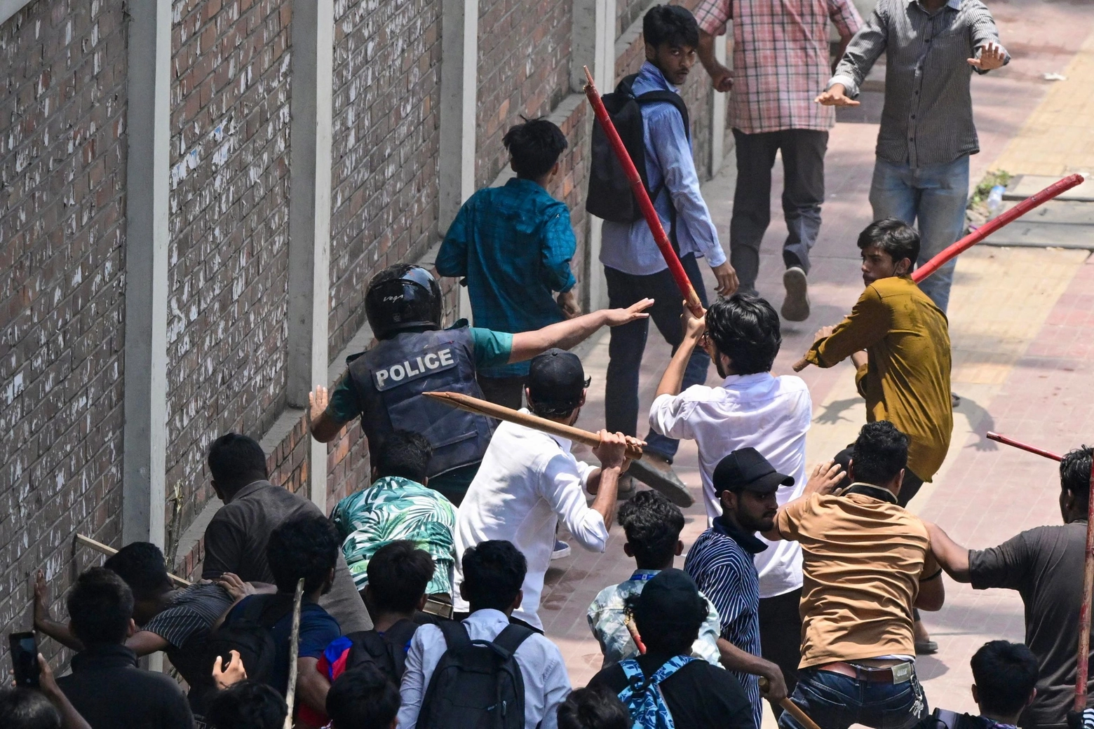 Violenti scontri in Bangladesh: oltre 700 feriti