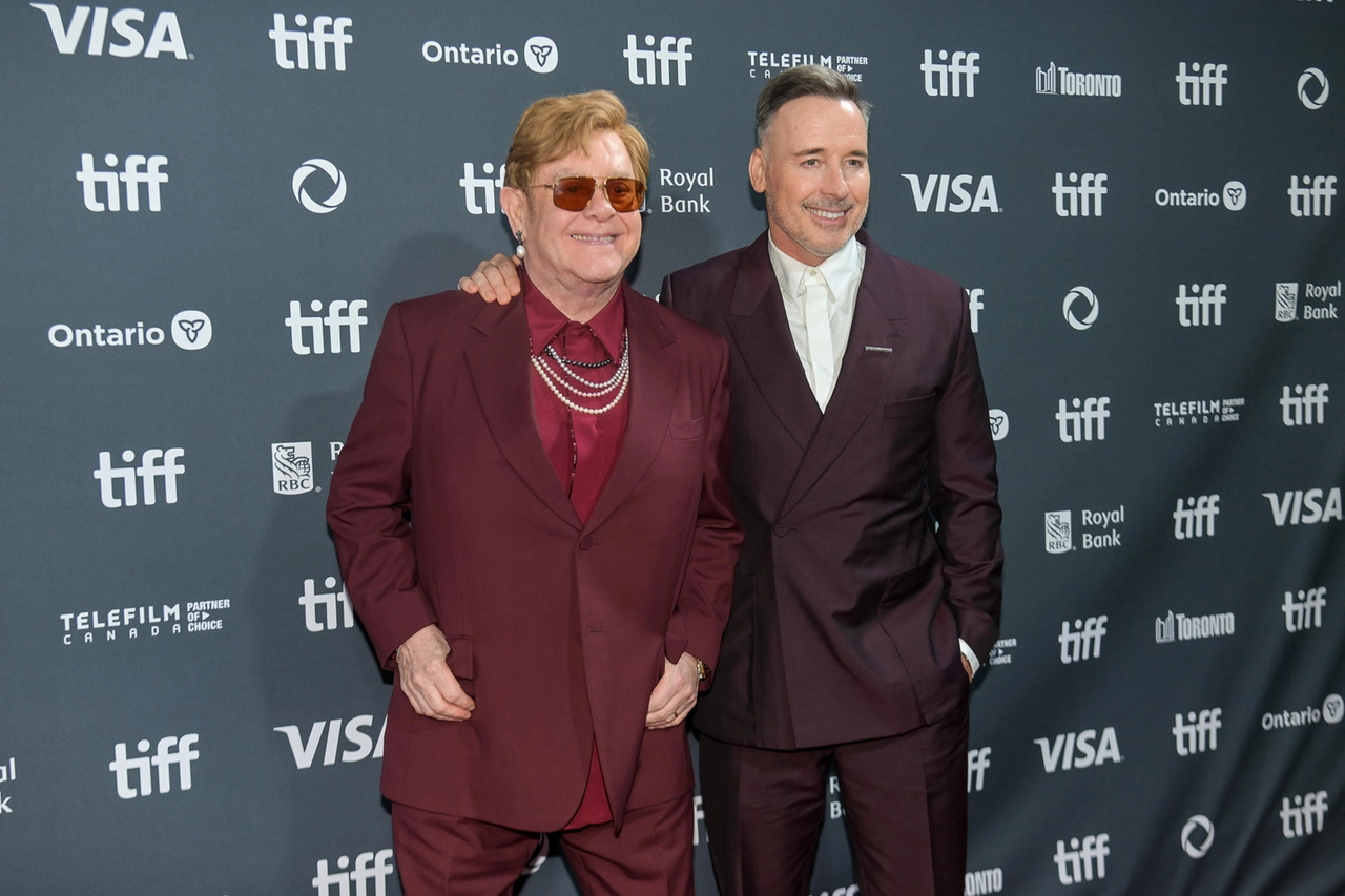 Elton John, assieme a suo marito David Furnish, durante la presentazione del documentario "Elton John: Never Too Late" che verrà trasmesso da Disney+ a dicembre