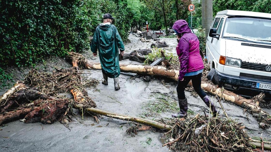 Nord piegato dai nubifragi. Frane e ponti crollati, il Seveso esonda ancora. Disperso un agricoltore