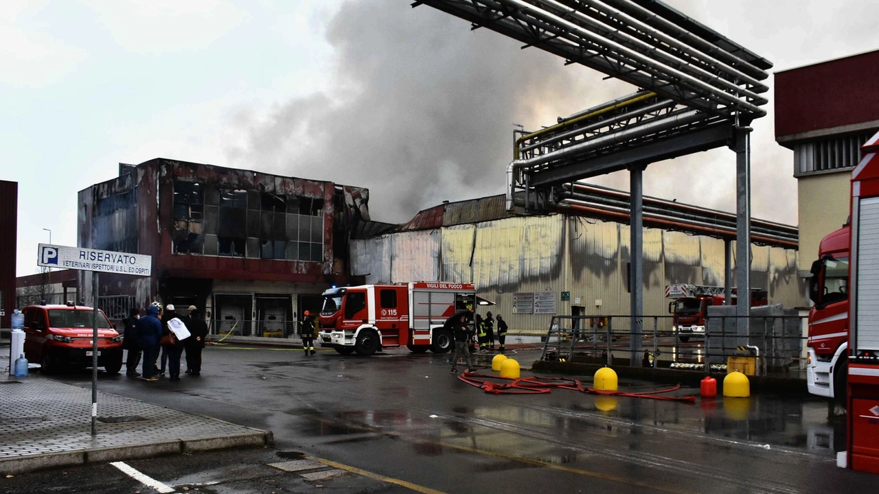 Alcuni dei danni del grosso incendio all'Inalca (Foto Artioli)