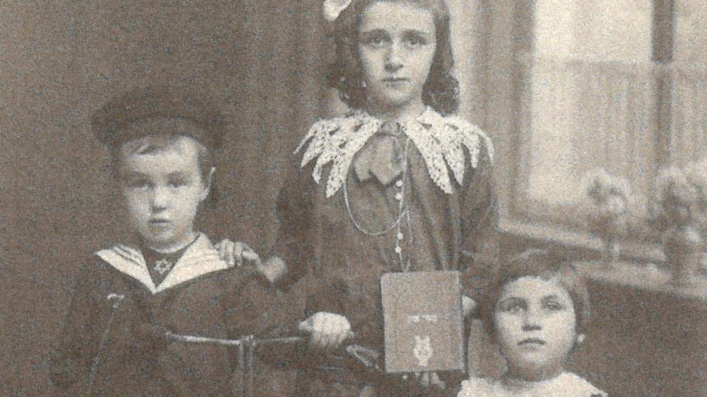 I piccoli fratelli Dresner: Elena è la terza a destra. In alto la copertina del libro La figlia inutile di Laura Forti (Guanda)