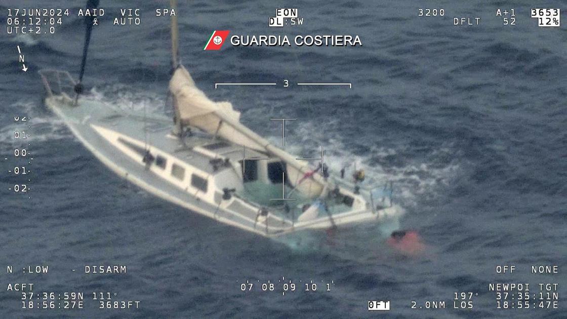 Migranti, barca si capovolge al largo della Calabria: più di 50 dispersi