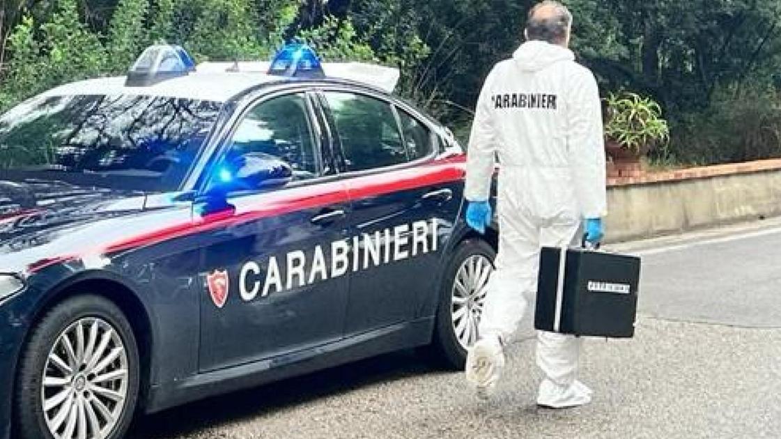 Operaio precipita dal tetto di un capannone nel Napoletano: il 37enne è in prognosi riservata