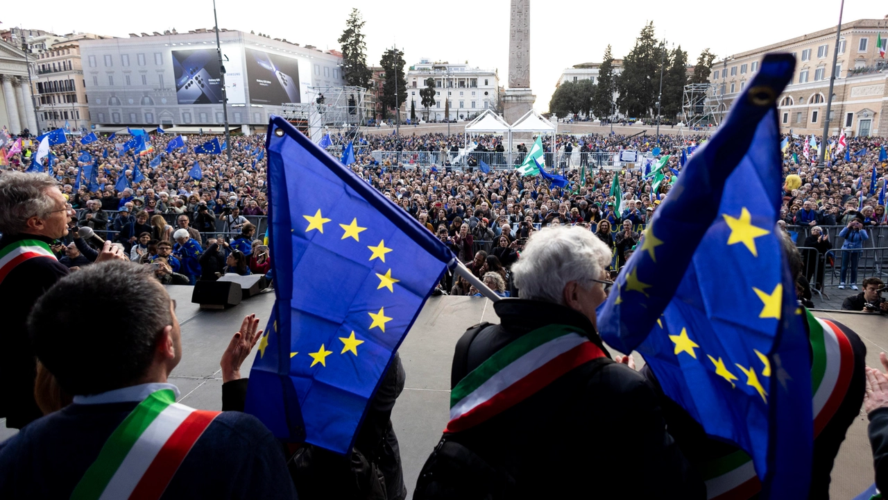 Un momento della manifestazione 'Una piazza per l'Europa' a Piazza del Popolo, Roma (Ansa)