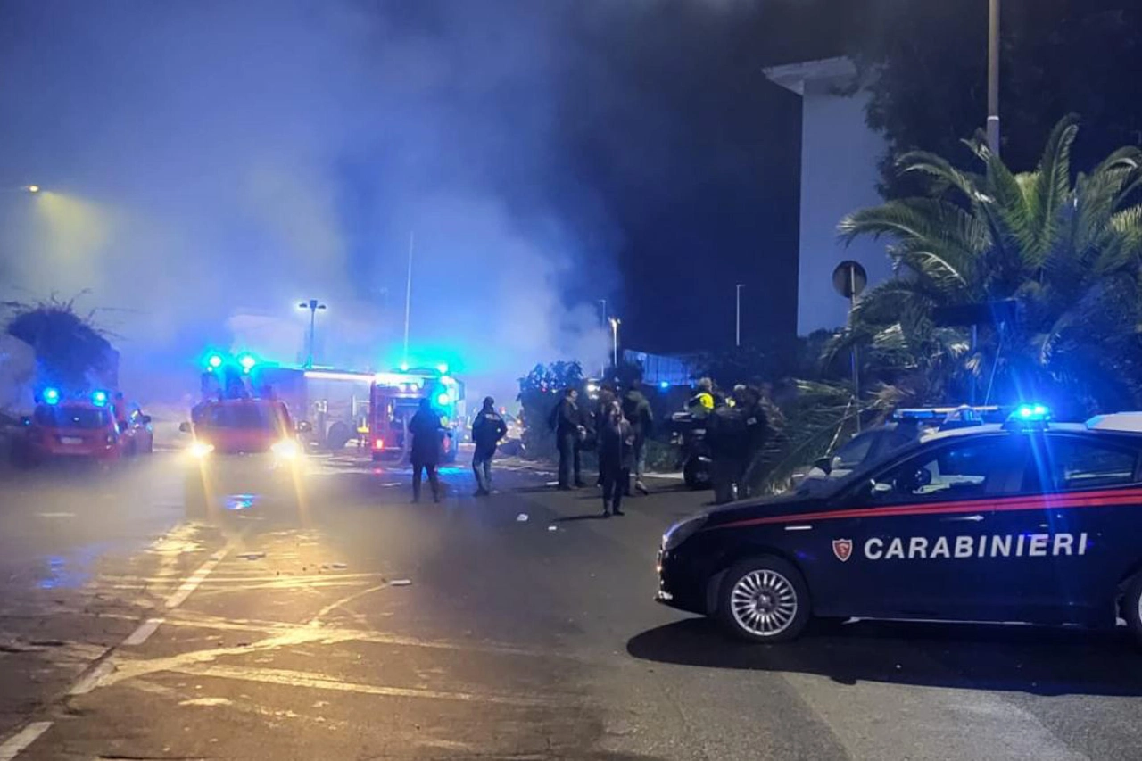 I vigili del fuoco e i carabinieri sul luogo dove una palazzina di tre piani è crollata a causa di una esplosione a Catania