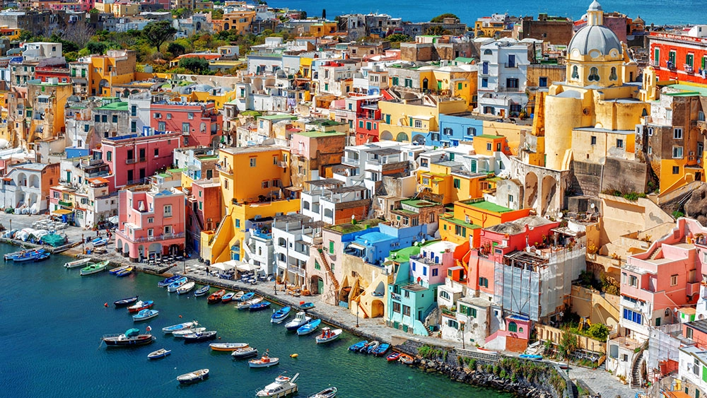 Procida, la ‘terza via’ tra Ischia e Capri: mediterranea semplicità senza eccessi