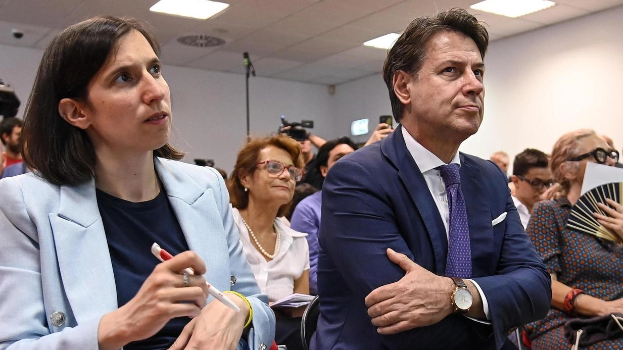 Il leader dei 5 Stelle Giuseppe Conte, 60 anni, e la segretaria dei democratici Elly Schlein (39)